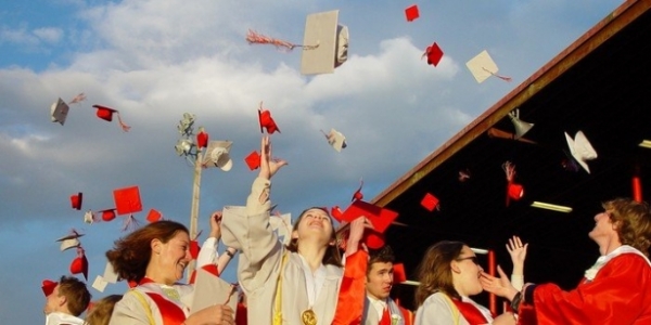 Лучшие поздравления с выпускным в стихах: для классных руководителей, выпускников и их родителей