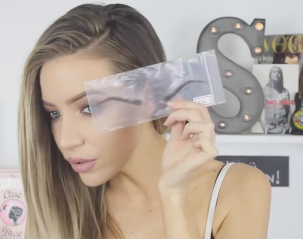 Сделать брови густыми можно при помощи парика