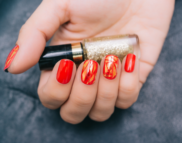 Битое стекло, конфетти и бархатные ногти