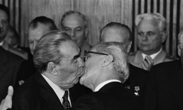 Самые красивые поцелуи в кино и жизни: День поцелуя 2017