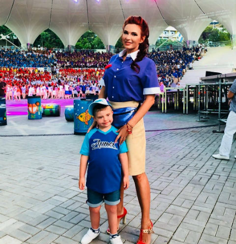 Беременная Эвелина Бледанс попала в больницу 