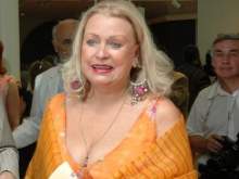 СМИ: вдова Караченцова на поминках веселилась и кричала "Ура!"