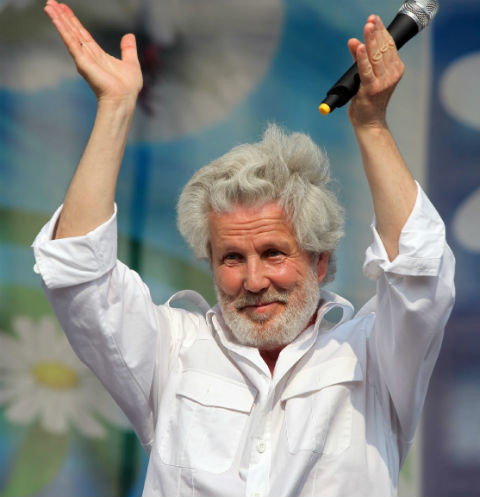 Исполнителя хита «Синий иней» и его жену сбил автомобиль