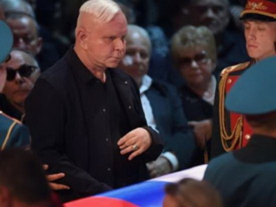 Преображение Моисеева на 40-й день со дня смерти Кобзона ошарашило фанатов