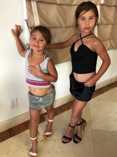 Жену Джигана раскритиковали за откровенные наряды дочерей