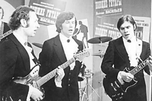 Исполнителя хита «Синий иней» и его жену сбил автомобиль