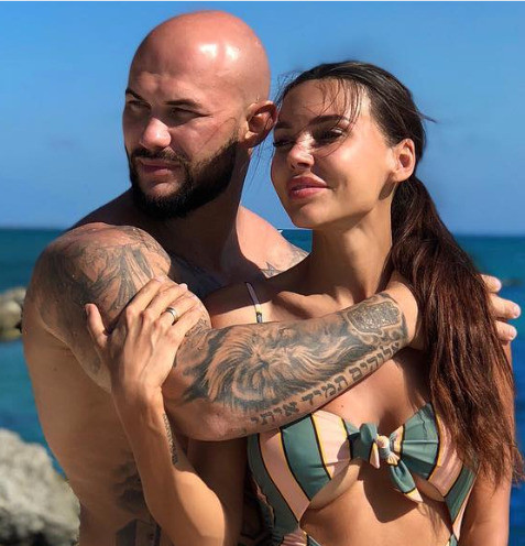 Жену Джигана раскритиковали за откровенные наряды дочерей