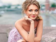 Кристина Асмус потрясла фанатов откровенным платьем с голой спиной на дорожке ММКФ