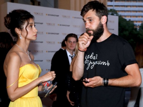 СМИ заподозрили актрису Равшану Куркову в романе с женатым режиссером