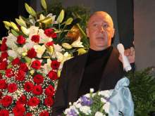 Почерневший от горя Ефремов простился на похоронах с матерью