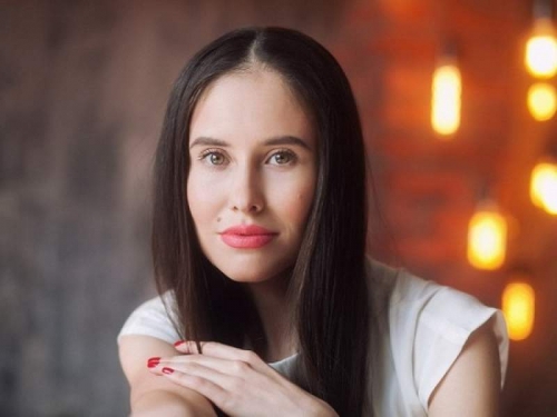 Новости дня: "Вы беременны?": звезда "Уральских пельменей" в бикини показала округлившийся живот