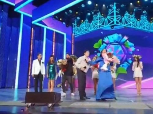 Новости дня: София Ротару оттолкнула поклонника на концерте