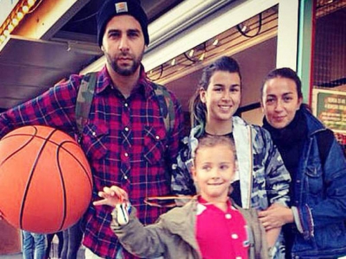 Новости дня: Иван Ургант показал фото трех своих "таинственных" дочерей-красавиц