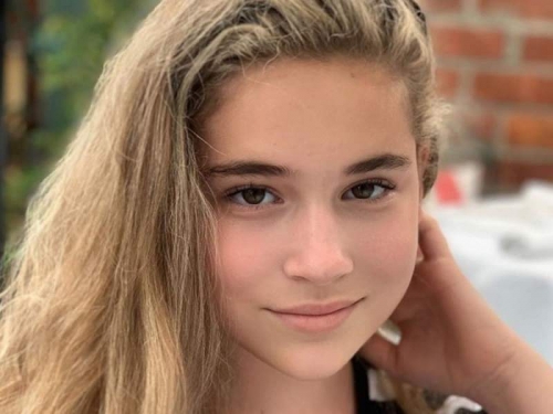 Новости дня: "Надо уметь быть дочерью Алсу": Микелла Абрамова перессорила фанатов из-за исполнения песни