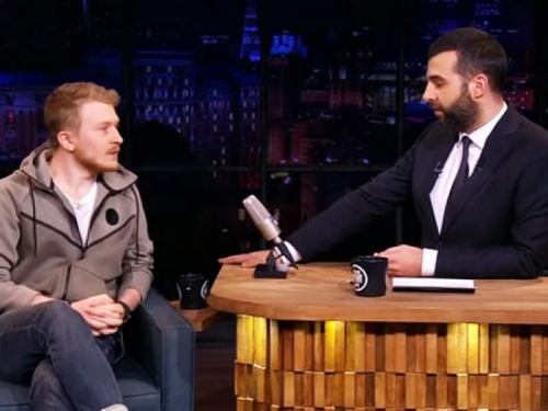 Новости дня: Ургант заявил, что Поперечный не упоминал Центр "Э" в эфире его шоу и показал видео