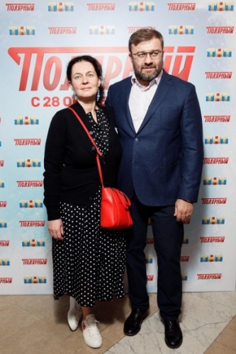 Новости дня: Жена Михаила Пореченкова разочаровала поклонниц актера затрапезным видом