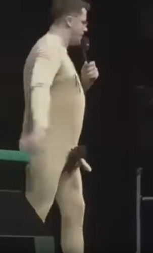 Новости дня: "За такой юмор только в ад":  Харламов и Батрутдинов в "голых" костюмах шокировали фанатов пошлостью на сцене