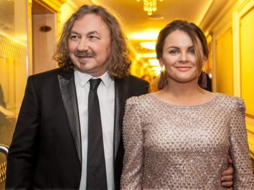 Новости дня: Молодую жену Игоря Николаева на фото заподозрили в беременности