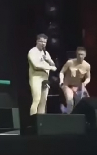 Новости дня: "За такой юмор только в ад":  Харламов и Батрутдинов в "голых" костюмах шокировали фанатов пошлостью на сцене