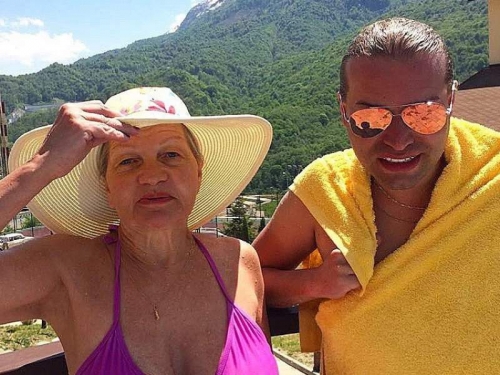 Новости дня: Гоген Солнцев купил гроб для жены-пенсионерки