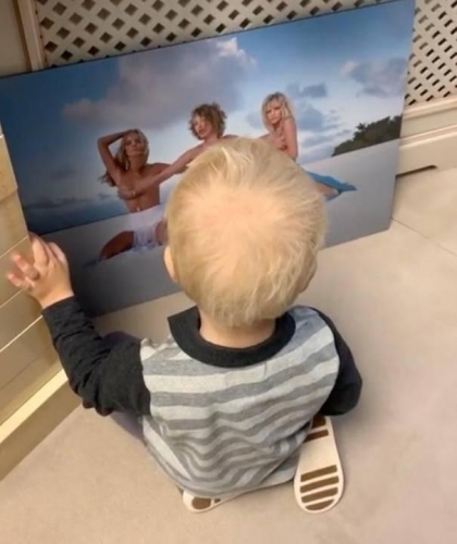 Новости дня: Голая Собчак подержалась за грудь Глюкозы в откровенной фотосессии