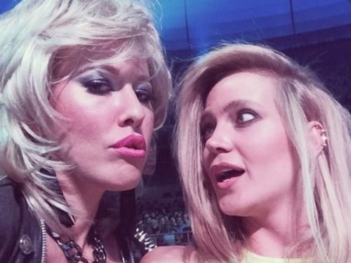 Новости дня: Голая Собчак подержалась за грудь Глюкозы в откровенной фотосессии