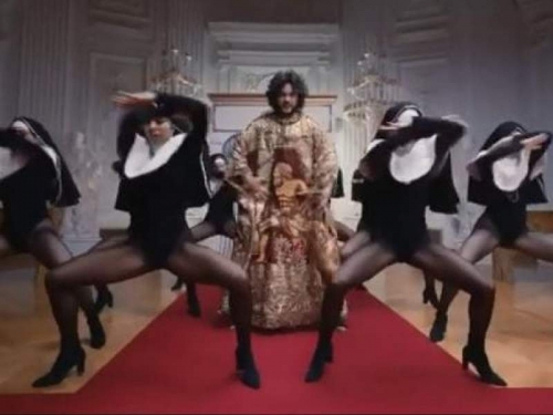 Новости дня: "Полное дно": Киркорова раскритиковали за клип с танцующими монашками