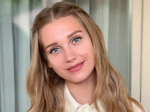 Новости дня: Кристину Асмус раскритиковали в Сети за пикантную роль в фильме "Китобой"