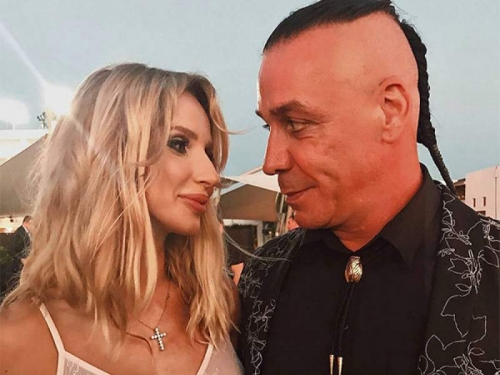 Новости дня: "Использует русских женщин": в РФ призвали отменить шоу солиста Rammstein