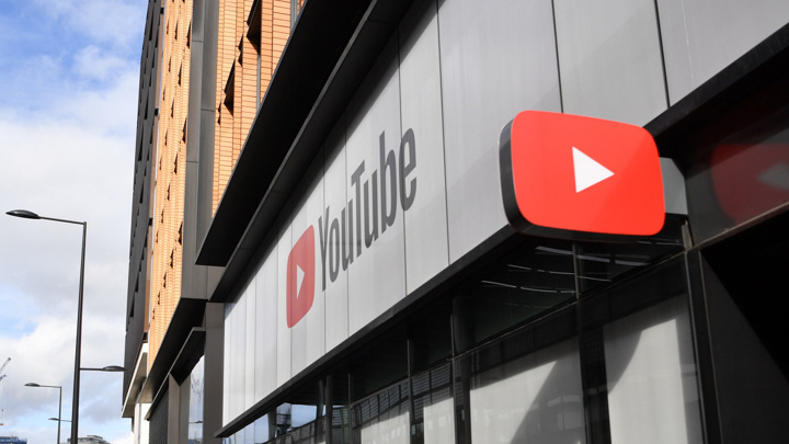 Роскомнадзор напомнил YouTube о возможной блокировке за цензуру RT