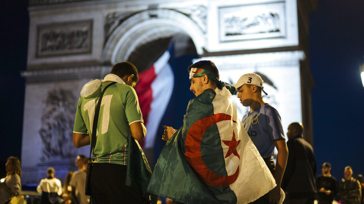 Алжирские фанаты вновь вышли на улицы Парижа праздновать победу своей сборной