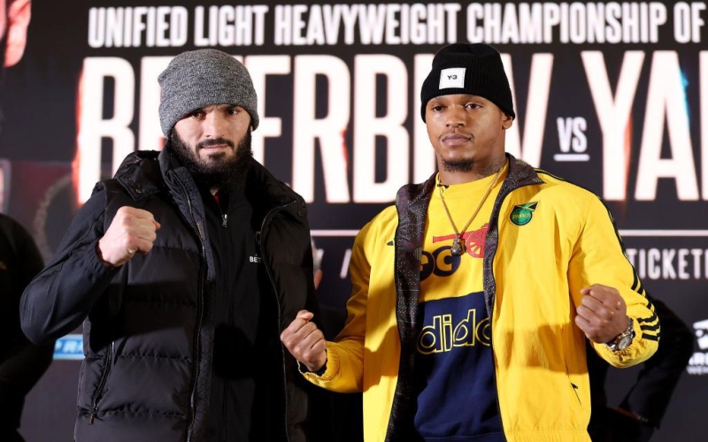 Непобежденный российский боксер защитил три титула чемпиона мира