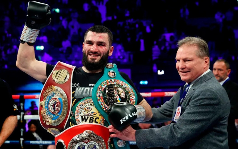 «Судья все портил». Что говорят о победе россиянина в бою за три титула