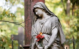 Уход за старой могилой: доверьте специалистам