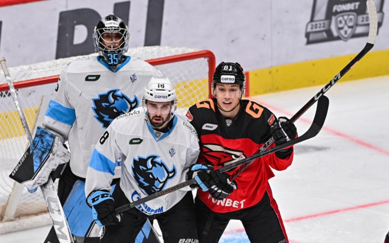 «Авангард» забил четыре гола за девять минут и вышел в плей-офф КХЛ