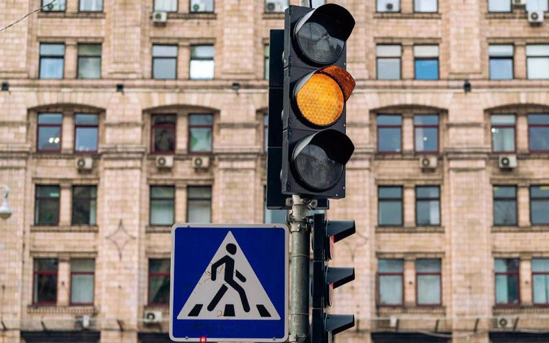 
            Что грозит за проезд на желтый сигнал светофора. Эксперт все объяснил
        