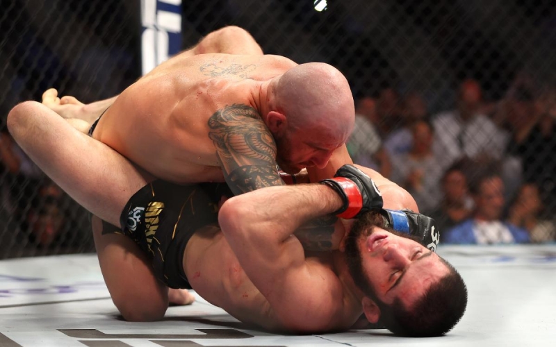 Махачев ответил Волкановски на слова об украденной победе