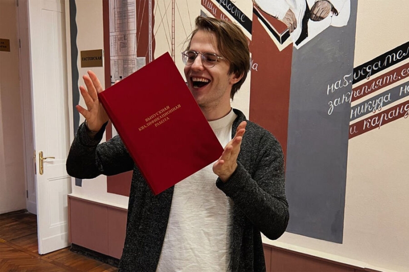 «Машина выдает все сама». Студент из Москвы получил «тройку» за диплом, написанный нейросетью 