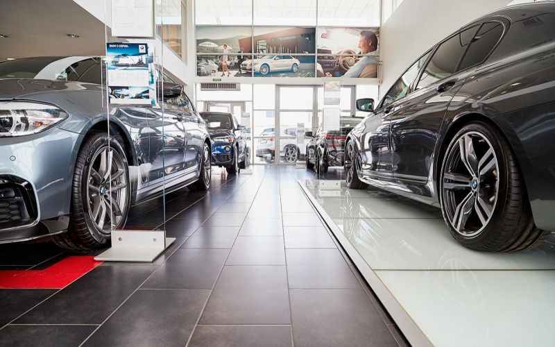 
            Продажи новых автомобилей в России в январе упали на 63%
        