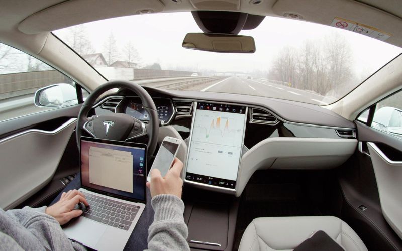 
            Власти США заявили об опасности автопилота Tesla
        