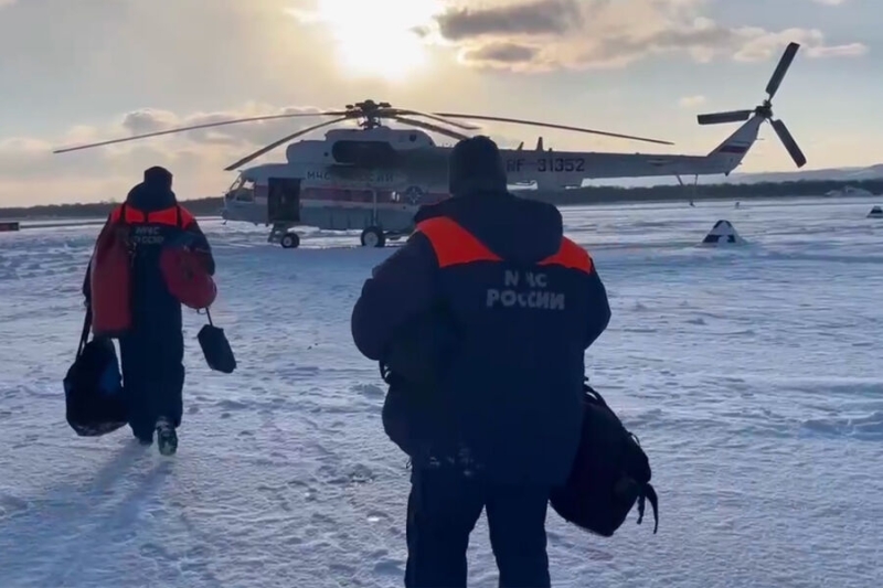 «Задел скалу». Что известно о падении вертолета на Сахалине 