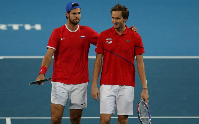 Медведев обыграл Хачанова и вышел в финал на пятом турнире подряд