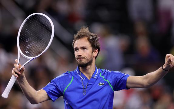 Медведев обыграл Зверева на «Мастерсе» и продлил 17-матчевую серию побед