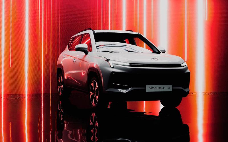 
            Lada снова будет конкурировать с «Москвичом». Чей кроссовер лучше
        