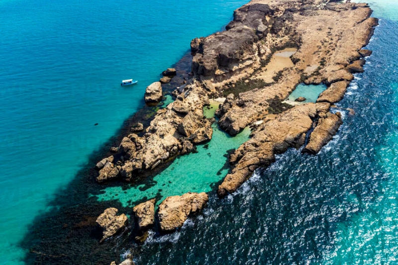 «Лодку захватили пираты». В Красном море пропала с радаров яхта с россиянами на борту 