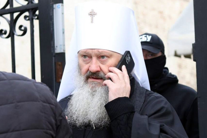 Наместника Киево-Печерской лавры отправили под домашний арест. У монастыря начались драки