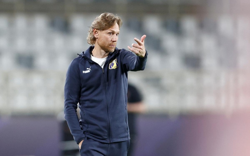 "Некоторым всегда кажется, что у них больше". "Оренбург" подшутил над Карпиным после жалоб на размер поля