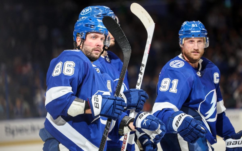 Российский нападающий разбил камеру после удаления в матче НХЛ. Видео