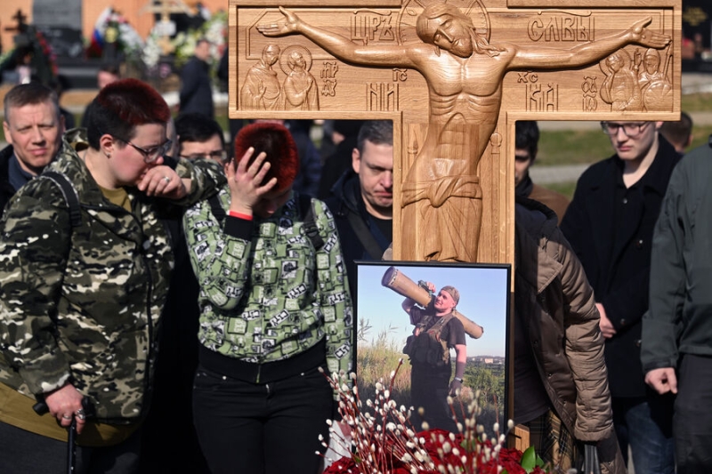 С кувалдой и салютом: в Москве попрощались с военкором Владленом Татарским