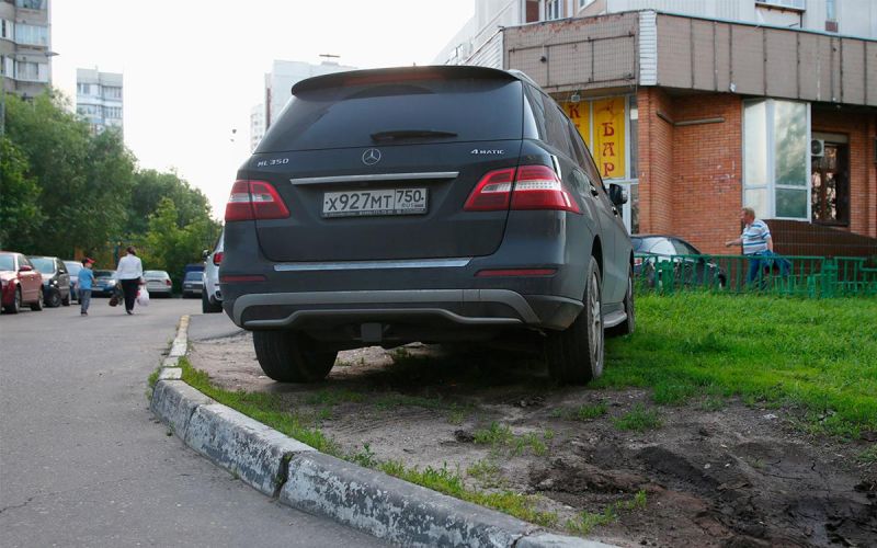 
            Водителям объяснили неожиданные штрафы за газоны на 5 тыс. руб.
        